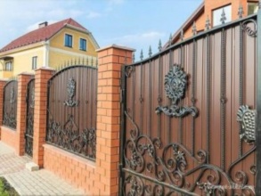 Кирпичный забор с ковкой  150 метров фото в Обухово