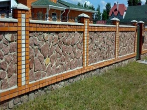 Кирпичный забор с камнем 12 метров фото в Обухово