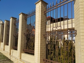Кирпичный забор с ковкой  10 метров фото в Обухово