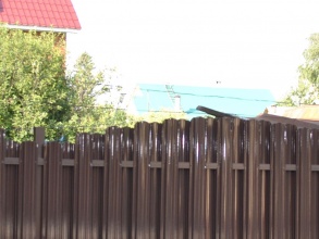 Забор из евроштакетника на ленточном фундаменте 10 метров фото в Обухово